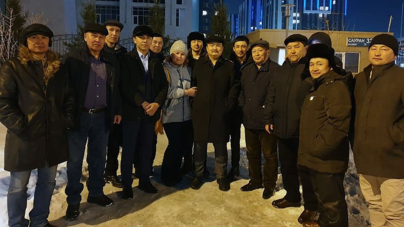 赛尔克坚保释后,与支持者合影。(志愿者提供/记者乔龙)